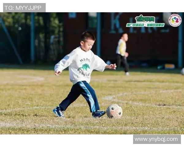 小孩与足球明星的趣味互动瞬间揭秘欢乐与梦想交织的童年时光