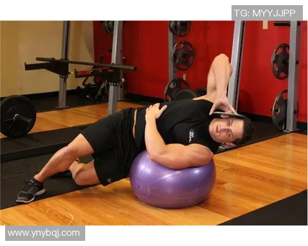 足球明星展现完美腹肌照片引发粉丝热议健身秘诀与饮食计划揭秘